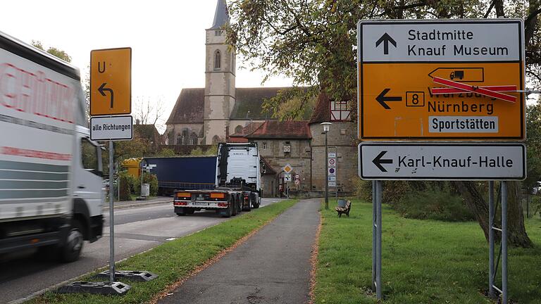 B8-Sperre: Als die Bundesstraße 8 im Herbst 2019 durch den Bau des Kreisverkehrs dicht war, floss der Ausweichverkehr durch Iphofen.