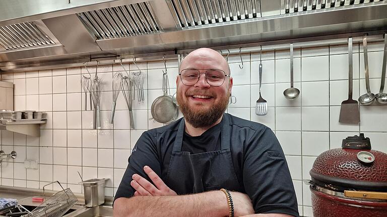 Michael Hergenröder ist Küchenchef im Weißen Rössl in Stralsbach. Er schiebt schon frühs einen Schmorbraten in die Röhre – dann geht es am Heiligabend schnell.