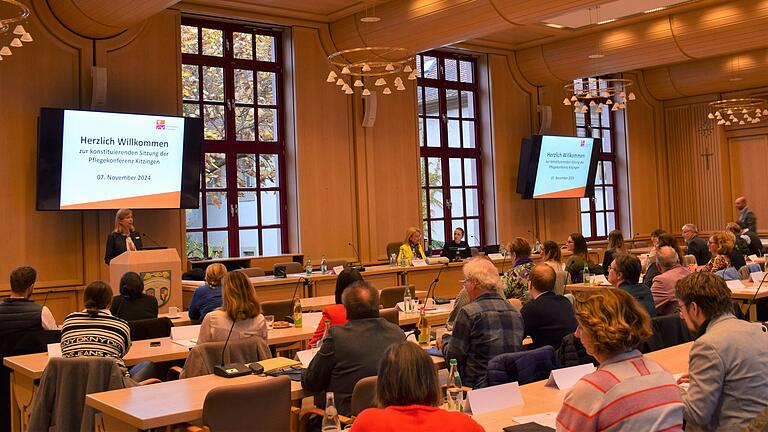 Im großen Sitzungssaal des Landratsamtes fand die konstituierende Sitzung der Pflegekonferenz statt. Sie soll nun einmal jährlich sein.