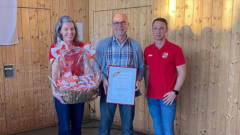 Karl-Heinz Straub wurde beim Neujahrsempfang als Ehrenvorstand des FSV Hohenroth ausgezeichnet.