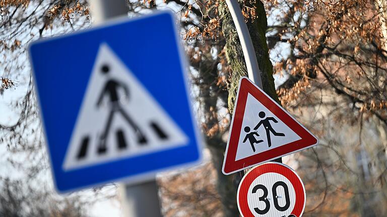 Verkehr - Schilder       -  Die Möglichkeiten von Kommunen für Tempo 30 sollen ausgebaut werden. (Symbolbild)