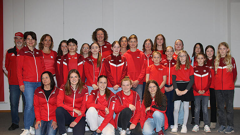Sportlerehrung in Münnerstadt       -  Weitaus in der Überzahl waren beim TSV die erfolgreichen Frauen und Mädchen.