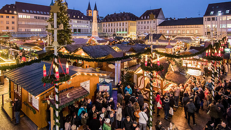 Polizei verstärkt Präsenz auf Würzburger Weihnachtsmarkt       -  Der Würzburger Weihnachtsmarkt im Dezember 2016.