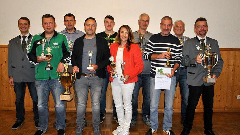 Den Alois-Leicht-Pokal und den Schnaus-Pokal sowie die Erinnerungspokale für die besten Mannschaften und Einzelschützen vergab der Schützenverein Eichenlaub Alsleben an (erste Reihe von links) Dominik Köhler, Bastian Pecat, Heidi Schmitt, Jürgen Mauer und Schützenmeister Jürgen Albert, sowie (dahinter, neben Sportleiter Thorsten Albert) Bernd Erhard, Dominik Valtenmaier, Klaus Roth und Paul Pannek.