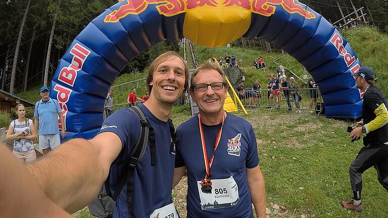 Glücklich nach überstandenem Kraftakt: Benjamin und Karlheinz Lamla, Sohn und Vater, beim Red Bull 400 an der Hochfirstschanze im Schwarzwald.