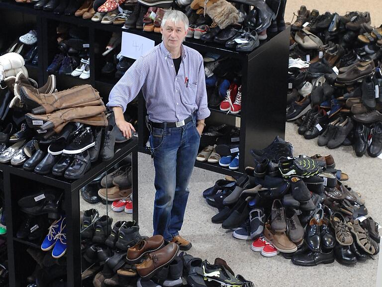 Thomas Schantz kurz vor der Schließung seines Schuhgeschäfts in Partenstein 2013.