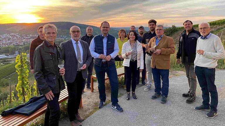 Das Bild zeigt (von links) Dr. Daniel Heßdörfer, Georg Bätz, Präsident Andreas Maier, Christian Baier, Michael Hombach, Anja Baier, Martha Bolkart-Mühlrath, Gunther Müller, Daniel Scheinhof, Mathias Rudolph, Theo Dittmaier, Stefan Rümmer und Wolfgang Tröster.