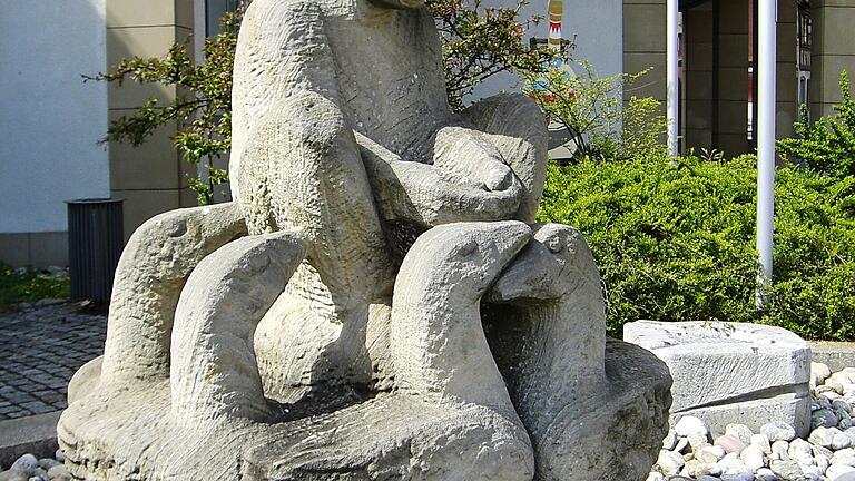 Diese Figur erinnert an das einstige Gänsetor durch die Zeiler Stadtmauer zur Altach.