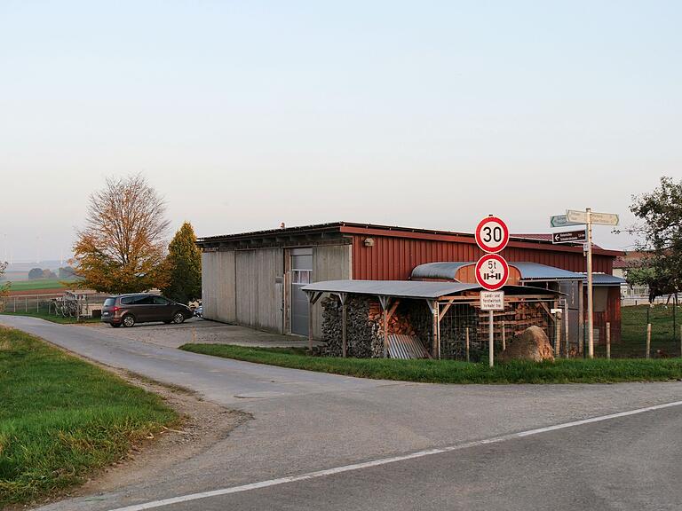 Der Reiterhof am Ortsrand von Hausen soll erweitert werden. Der Neubau einer Pferdeführanlage im Außenbereich soll einen Durchmesser von 14,70 Metern haben. Der Reiterhof am Ortsrand von Hausen soll erweitert werden. Der Neubau einer Pferdeführanlage im Außenbereich soll einen Durchmesser von 14,70 Metern haben.