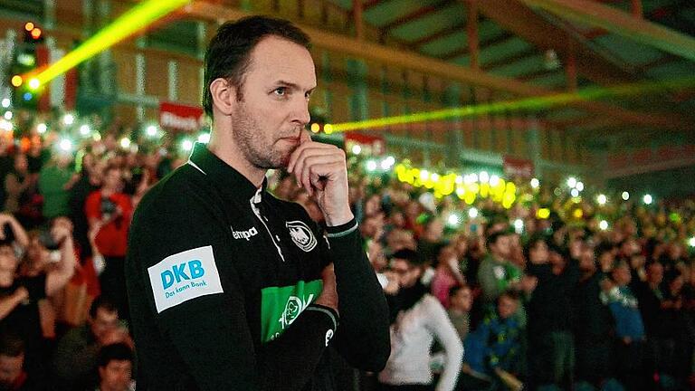 Handball Länderspiel Deutschland - Österreich       -  Ist dieser Tage etwas angespannt: Handball-Bundestrainer Dagur Sigurdsson beim Testspiel in Kassel, das sein Team am Montag 33:16 gegen Österreich gewann.