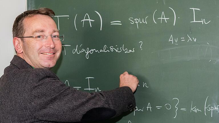 Hat an der Uni Würzburg den Lehrstuhl für Didaktik der Mathematik inne: Professor Hans-Stefan Siller. Er bewertet das diesjährige Mathe-Abi als 'schwer, aber machbar'.