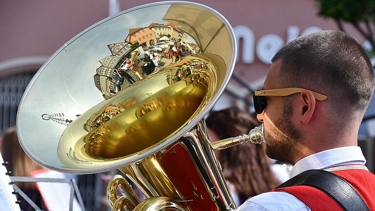 Die Musik ist zurück. Über 300 Gäste feierten dies am Sonntag Vormittag auf dem Marktplatz