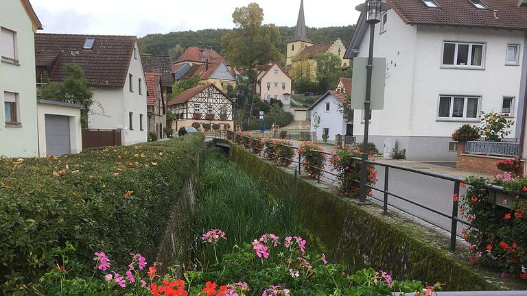 Reicher Blumenschmuck, vom örtlichen Gartenbauverein initiiert, ziert die Dorfmitte von Altershausen und bringt diesem die Auszeichnung Verein des Jahres.