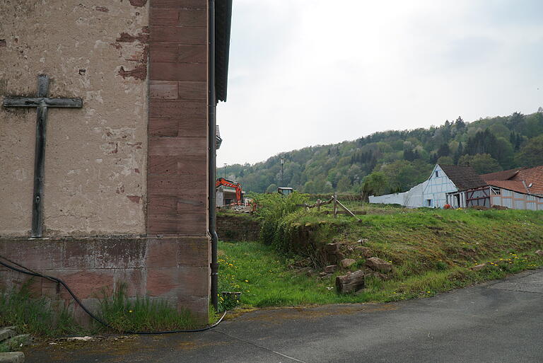 Der ehemalige Lößlgarten neben der alten Kirche wird abgetragen, hier entstehen Parkplätze und ein Zugang zum Friedhof