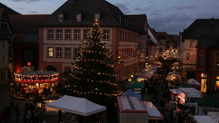 In Karlstadt wurde in den vergangenen Jahren in der Vorweihnachtszeit die Altstadt beleuchtet. Den Marktplatz schmückte ein großer Baum mit Lichterketten. Auf diesem Archivbild von 2010 sorgten ein Karussell und Verkaufsbuden am Andreasmarkt für&nbsp; adventliche Stimmung. Ob die Weihnachtsbeleuchtung dieses Jahr aufgehängt wird, ist noch nicht entschieden.