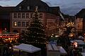 In Karlstadt wurde in den vergangenen Jahren in der Vorweihnachtszeit die Altstadt beleuchtet. Den Marktplatz schmückte ein großer Baum mit Lichterketten. Auf diesem Archivbild von 2010 sorgten ein Karussell und Verkaufsbuden am Andreasmarkt für&nbsp; adventliche Stimmung. Ob die Weihnachtsbeleuchtung dieses Jahr aufgehängt wird, ist noch nicht entschieden.