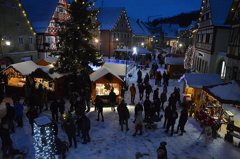 Ein Kunsthandwerkermarkt mit Hütten, einer Kunststoff-Eisbahn und einem original Mongolenzelt: Das alles macht den Winterzauber Röttingen aus - ein Bild des Markts im Jahr 2019.