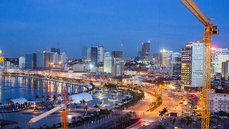 Investitionen in Afrika.jpeg       -  An der Bahia de Luanda wachsen Häuser in die Höhe. Die Hauptstadt verfügt über ein modernes Wohn- und Büroquartier an der Atlantikpromenade.