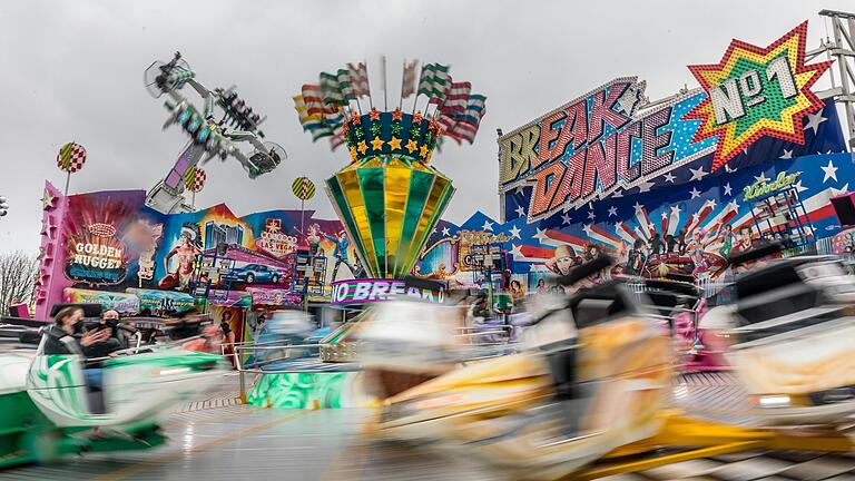 Auch in diesem Jahr ist das Fahrgeschäft Break Dance wieder auf dem Würzburger Frühjahrsvolksfest vertreten. Das Fest beginnt an diesem Samstag