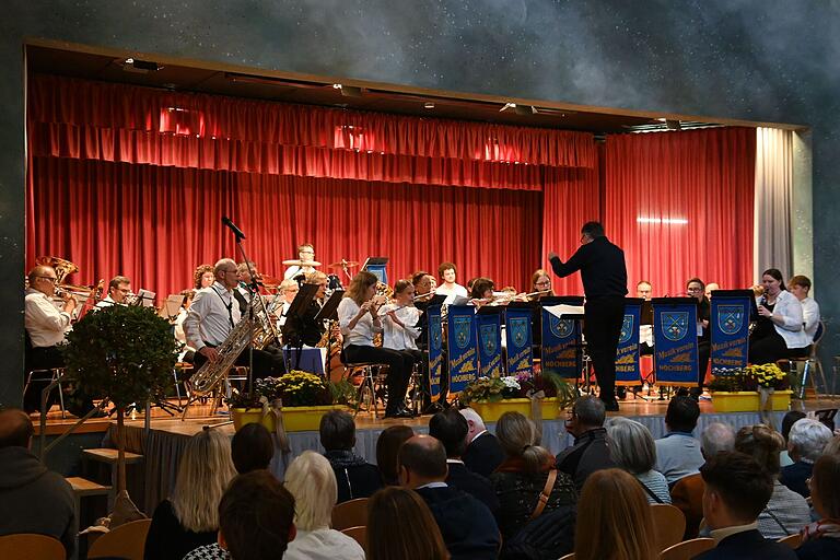 Voll besetzt war die TG-Halle beim Herbstkonzert der Musikfreunde Höchberg, das zeitweise vom Jugendorchester unterstützt wurde.