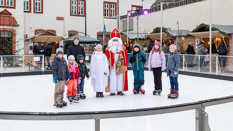 Auftakt der Weihnachtsmärkte in der Region mit dem Rimpar Weihnachtsmarkt und der Eisbahn am Samstag 23.11.24. Auftakt der Weihnachtsmärkte in der Region mit dem Rimpar Weihnachtsmarkt und der Eisbahn am Samstag 23.11.24.