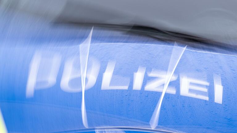 Illustration - Polizeiwagen - Die Polizei ermittelt wegen des Verdachts des Raubes, der Körperverletzungen, der Bedrohungen und des Verstoßes gegen das Waffengesetz. (Symbolbild) Illustration - Polizeiwagen - Die Polizei ermittelt wegen des Verdachts des Raubes, der Körperverletzungen, der Bedrohungen und des Verstoßes gegen das Waffengesetz. (Symbolbild)
