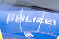 Illustration - Polizeiwagen       -  Die Polizei ermittelt wegen des Verdachts des Raubes, der Körperverletzungen, der Bedrohungen und des Verstoßes gegen das Waffengesetz. (Symbolbild)