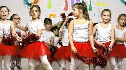 Die kleinen „Jazz-Dance“-Damen hatten bei ihrem Auftritt auch sehr viel Spaß – ebenso wie die Närrinnen und Narren im Saal. Die kleinen „Jazz-Dance“-Damen hatten bei ihrem Auftritt auch sehr viel Spaß – ebenso wie die Närrinnen und Narren im Saal.