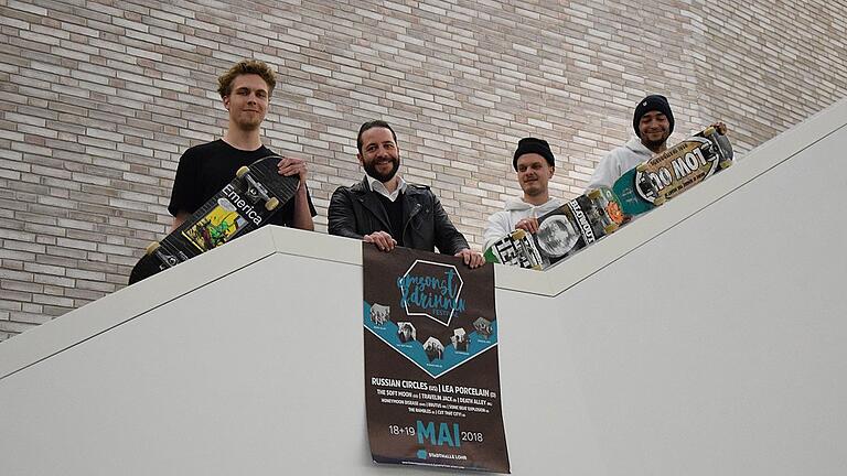 Das &bdquo;Umsonst & drinnen&rdquo;-Festival samt Skateboardmeisterschaft haben Marco Amann, Stadthallenleiter Thomas Funck, Christoph Pudjak und Alexander Bühler (von links) auf die Beine gestellt.