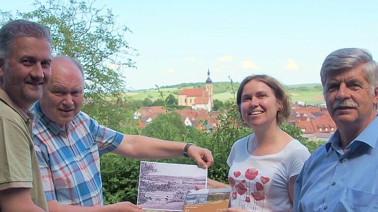 Die Leiter der Verwaltungsstellen des Unesco-Biosphärenreservats Rhön (von links) Torsten Raab (Hessen), Michael Geier (Bayern) und Karl-Friedrich Abe (rechts, Thüringen) sowie Julia Rösch (Verwaltung Bayern), die das Projekt mit betreut hat, präsentieren die neuen Postkarten. Foto: Anna-Lena Bieneck       -  Die Leiter der Verwaltungsstellen des Unesco-Biosphärenreservats Rhön (von links) Torsten Raab (Hessen), Michael Geier (Bayern) und Karl-Friedrich Abe (rechts, Thüringen) sowie Julia Rösch (Verwaltung Bayern), die das Projekt mit betreut hat, präsentieren die neuen Postkarten. Foto: Anna-Lena Bieneck