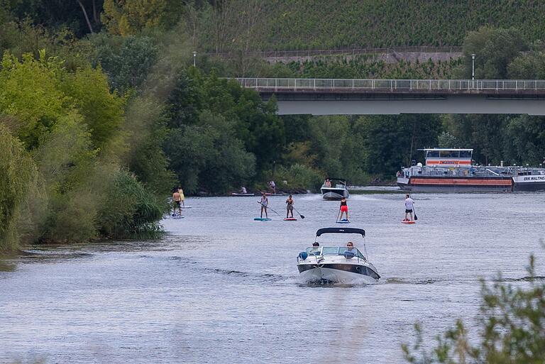 Im Bott, Schiff, auf Brettern oder schwimmend im Wasser: In und auf dem Main ist derzeit wieder viel los. Das Bild zeigt den Fluss bei Sommerhausen am vergangenen Sonntag.