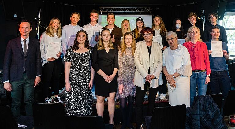 Preisverleihung zum Geschichtswettbewerb der Schweinfurter&nbsp; Initiative gegen das Vergessen in der Disharmonie: Im Bild einige der Preisträger, Musikerinnen mit Landrat Florian Töpper (links), Johanna Bonengel, Sprecherin der Initiative (Fünfte von links), daneben Bürgermeisterin Sorya Lippert und Marietta Eder, Vorsitzende des Stiftungsrates der Oskar-Soldmann-Stiftung, die den Wettbewerb unterstützt.