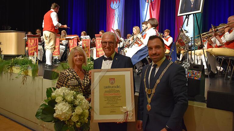 In der Stadthalle von Bad Neustadt hat Bruno Altrichter die Ehrenbezeichnung "Altbürgermeister" verliehen bekommen. In der Stadthalle von Bad Neustadt hat Bruno Altrichter die Ehrenbezeichnung "Altbürgermeister" verliehen bekommen.