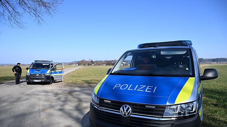 Erneut Tierquälerei-Verdacht gegen Allgäuer Milchviehbetrieb       -  Polizei-Einsatzfahrzeuge stehen wegen einer Durchsuchung in der Nähe eines Rinderbetriebes. Die Kontrollbehörde will nun gegen den Betriebsleiter des Unternehmens ein Tierhalteverbot durchsetzen. (Archivfoto)