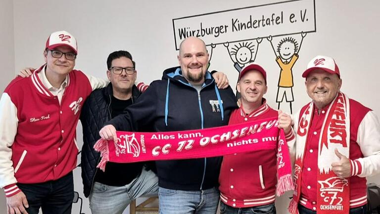 Michael Bethge (Mitte) freut sich in den Räumen der Würzburger Kindertafel über die Spende der 'Konjecken' des CC 72 Ochsenfurt, auf dem Bild von links: Manfred Niesner, Thorsten Krüger, Michael Bethge, Alexander Kleinschroth, Hans-Jürgen Fischer Michael Bethge (Mitte) freut sich in den Räumen der Würzburger Kindertafel über die Spende der 'Konjecken' des CC 72 Ochsenfurt, auf dem Bild von links: Manfred Niesner, Thorsten Krüger, Michael Bethge, Alexander Kleinschroth, Hans-Jürgen Fischer