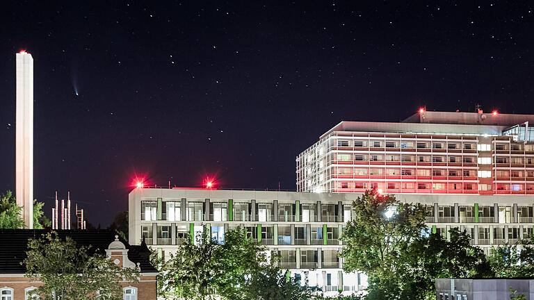 Volle Beleuchtung: So wie auf dem Foto vom Juli 2020 sieht es normalerweise im Leopoldina-Krankenhaus aus. Fällt aber der Strom aus, sorgen Notfallaggregate dafür, dass nur die wichtigsten Bereiche mit Strom versorgt werden.