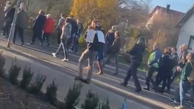 Am 11. April zogen rund 80 Gegner der Corona-Maßnahmen vor das Haus des Rhön-Grabfeld-Landrats Thomas Habermann. Nun ermittelt die Kriminalpolizei Schweinfurt. Am 11. April zogen rund 80 Gegner der Corona-Maßnahmen vor das Haus des Rhön-Grabfeld-Landrats Thomas Habermann. Nun ermittelt die Kriminalpolizei Schweinfurt.