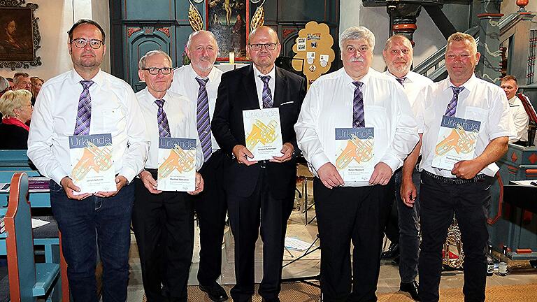 Bei einer festlichen Feierstunde in der Kirche Hafenpreppach wurden geehrt (von links): Ulrich Schmitt, Manfred Schramm, Helmut Schramm, Herbert Schoregge, Dieter Steinert, Martin Eckstein, Thomas Eckstein Bei einer festlichen Feierstunde in der Kirche Hafenpreppach wurden geehrt (von links): Ulrich Schmitt, Manfred Schramm, Helmut Schramm, Herbert Schoregge, Dieter Steinert, Martin Eckstein, Thomas Eckstein