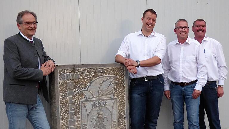 Bürgermeister Eberhard Streit (links) zeigte sich froh über darüber, dass die Zukunft der MKG gesichert ist. Dafür sorgen ab sofort (ab Zweiter von links) Volker Gue als 1. und Ralf Heuß als 2. Präsident. Unterstützt werden die beiden von Vizepräsident Thomas Dietz. Bürgermeister Eberhard Streit (links) zeigte sich froh über darüber, dass die Zukunft der MKG gesichert ist. Dafür sorgen ab sofort (ab Zweiter von links) Volker Gue als 1. und Ralf Heuß als 2. Präsident. Unterstützt werden die beiden von Vizepräsident Thomas Dietz.