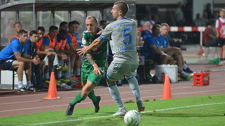Der Schalker Matija Nastasiæ kann den Schweinfurter Alexander Piller nur mit einem Foulspiel stoppen. Der Schalker Matija Nastasiæ kann den Schweinfurter Alexander Piller nur mit einem Foulspiel stoppen.