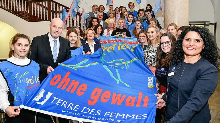 Signal gegen Gewalt an Frauen: Die Veranstaltung im Landratsamt (links Landrat Eberhard Nuß, rechts Gleichstellungsbeauftragte Carmen Schiller) lockte viele Besucher an.&nbsp;