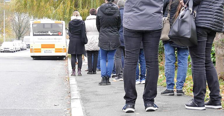 Vor dem Impfzentrum hat sich am 5. November eine Schlange gebildet. Momentan sind Impfungen ohne Termin möglich.