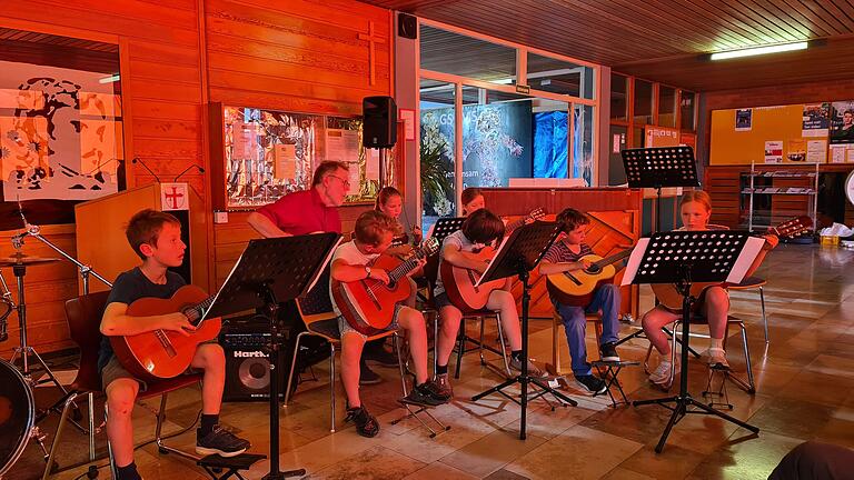 Das Gitarrenensemble der Grundschule Stadtlauringen mit dem Stück 'Eine Insel mit zwei Bergen' von Hermann Amann.