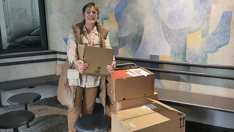 Susanne Lutz bei der Übergabe der gesammelten Briefmarken. Susanne Lutz bei der Übergabe der gesammelten Briefmarken.