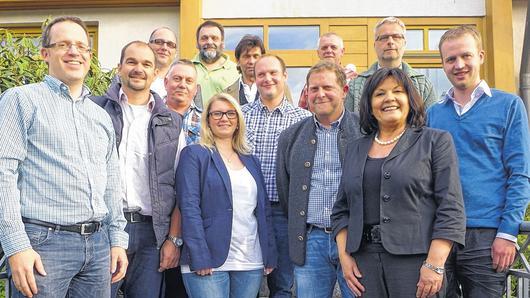 &bdquo;Die magische Dreizehn&ldquo; der Gemeinde Breitbrunn: Michael Geiling, Michael Lang, Manfred Wolf, Christine Kuchenmeister, Christian Beierlieb, Thomas Schlee, Gertrud Bühl, Ralf Hofmann (unten von links) und Frank Fella, Robert Melber, Winfried Schnitzer, Thomas Bendner, Georg Kundmüller (hinten von links) bilden seit 13. Mai das Ratsgremium für die kommende Amtsperiode.