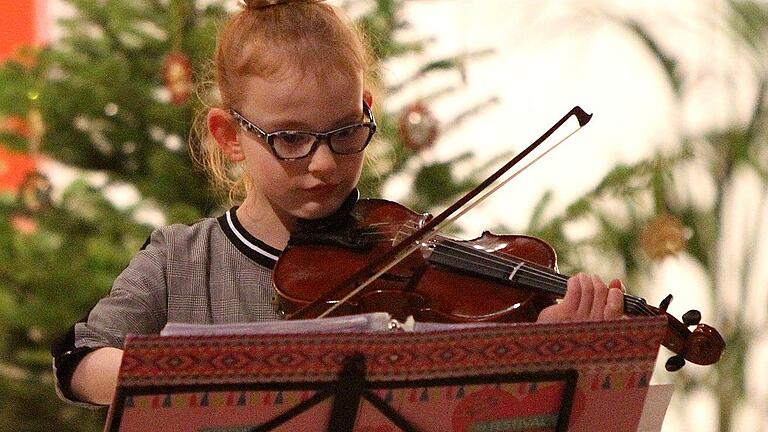 Auch die Jugend bekam ihre Chance, wie hier Baukje Scheueven mit ihrer Violine.