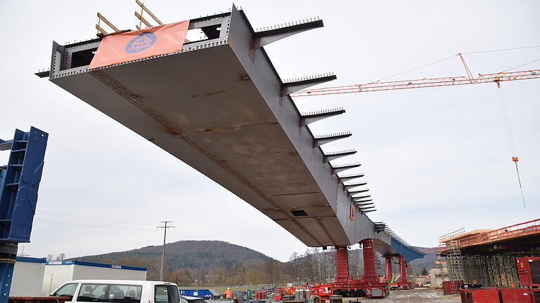 Das stählerne Mittelteil der neuen Mainbrücke ist zusammengeschweißt und steht auf rollenden Plattformen breitet zum Einschwimmen.