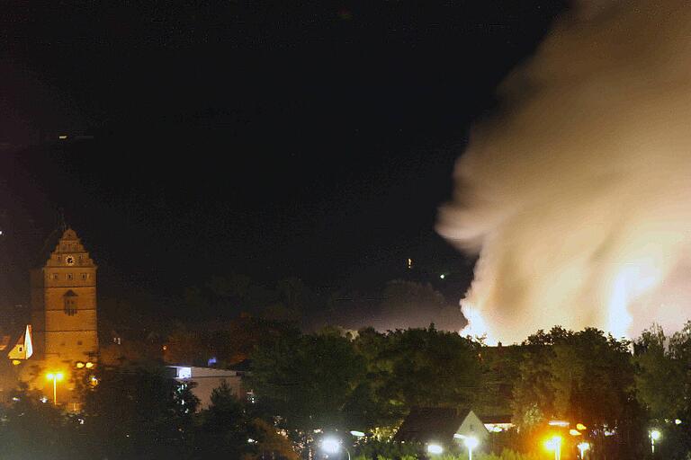 Eine dichte Rauchwolke stand bei dem Brand über Bad Neustadt. Eine dichte Rauchwolke stand bei dem Brand über Bad Neustadt.
