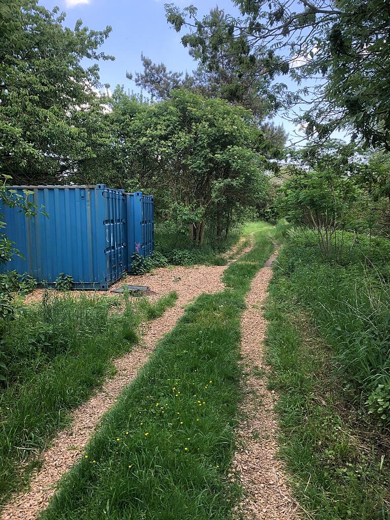 Die Zufahrt zum alten Schuttplatz von Gerolzhofen östlich der Kartbahn, der verfüllt und eingeebnet ist. Das heutige private Gelände ist mit Obstbäumen bewachsen.