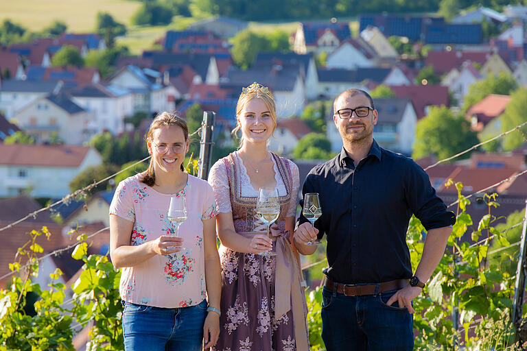 Die Stammheimer Festgemeinschaft mit (von links) Johanna Wieland vom Musikverein, Weinprinzessin Laura Ziegler und Marcel Klein vom Sportverein lädt am Samstag und Sonntag, 30. und 31. Juli, zum Straßenweinfest ein.